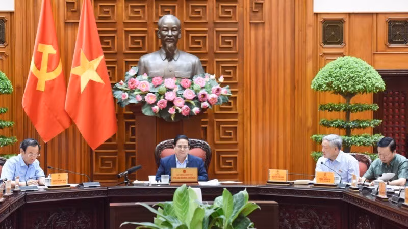 Премьер-министр Фам Минь Тьинь председательствует на заседании. Фото: Чан Хай