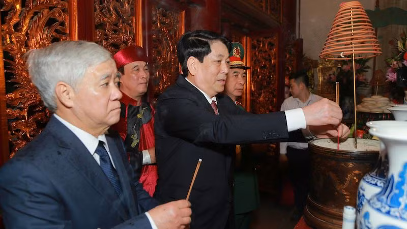 Президент Лыонг Кыонг и руководители Партии, Государства воскуряют благовония в Верхнем храме. Фото: Нгок Лонг