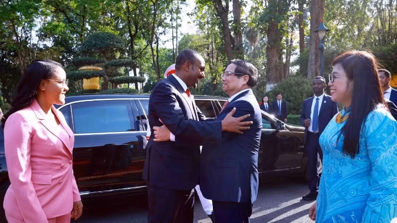 Премьер-министр Фам Минь Тьинь с супругой встречает Премьер-министра Эфиопии Абия Ахмеда Али с супругой. Фото: ВИА