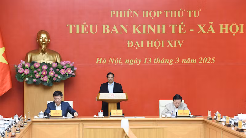 Премьер-министр Фам Минь Тьинь выступает на заседании. Фото: Чан Хай