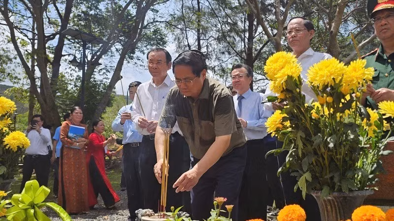 Премьер-министр Фам Минь Тьинь воскуряет благовония на могиле Генерального секретаря ЦК КПВ Ле Хонг Фонга на кладбище Хангхыонг. Фото: Ву Тан