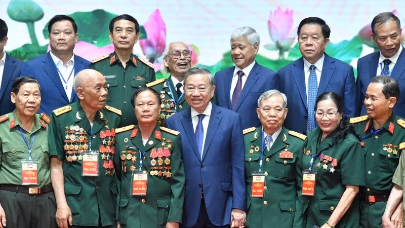 Генеральный секретарь ЦК КПВ То Лам и делегаты встречи. Фото: Данг Хкоа