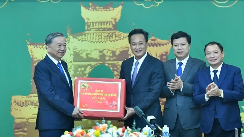 Генеральный секретарь ЦК КПВ То Лам вручает подарок руководителям провинции Хынгйен. 