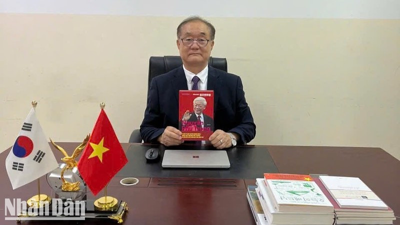 Профессор, кандидат наук Ан Гюн Хван.