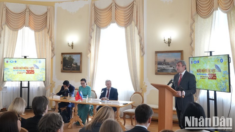 Заместитель председателя Комитета по внешним связям Санкт-Петербурга Вячеслав Калганов выступает на мероприятии. Фото: Суан Хынг