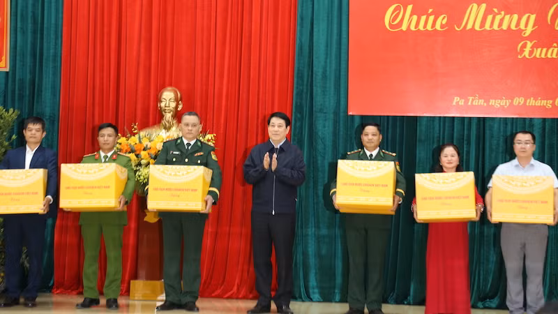 Президент Лыонг Кыонг вручает подарки органами в общине Патан.