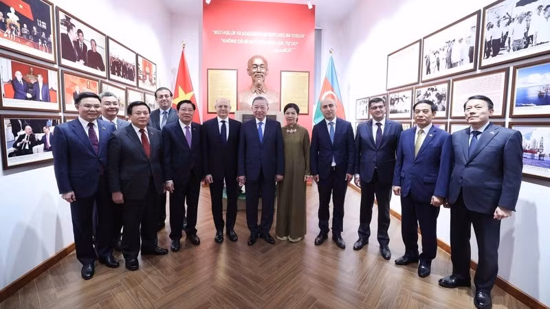 Генеральный секретарь ЦК КПВ То Лам с супругой и делегаты в мемориальном зале «Президент Хо Ши Мин и нефтегазовая отрасль Вьетнама и Азербайджана». Фото: ВИА