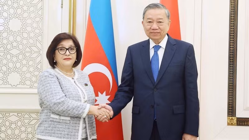 Генеральный секретарь ЦК КПВ То Лам и Председатель НС Азербайджана Сахиба Гафарова. Фото: ВИА