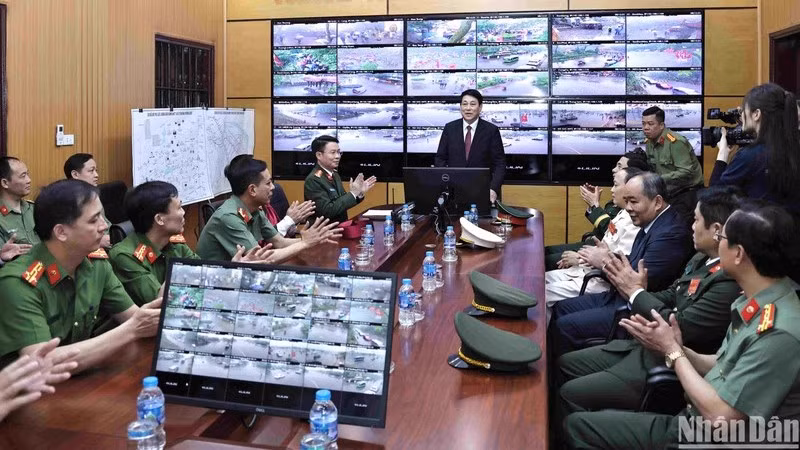 Президент Лыонг Кыонг на встрече с кадровыми работниками Информационного центра управления сил общественной безопасности провинции Футхо. Фото: Нгок Лонг