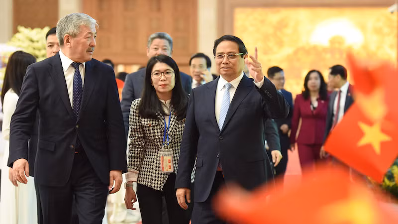 Премьер-министр Фам Минь Тьинь и Премьер-министр Адылбек Касымалиев. Фото: Чан Хай Премьер-министр Фам Минь Тьинь и Премьер-министр Адылбек Касымалиев. Фото: Чан Хай