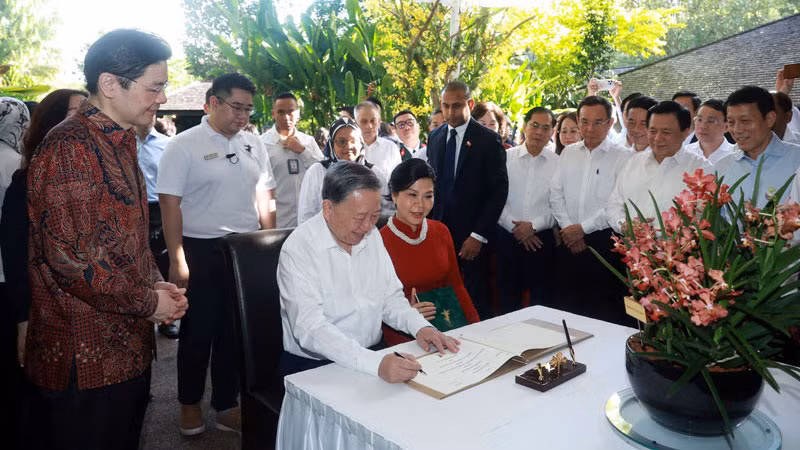 Генеральный секретарь ЦК КПВ То Лам оставляет запись в памятной книге. Фото: ВИА Генеральный секретарь ЦК КПВ То Лам оставляет запись в памятной книге. Фото: ВИА
