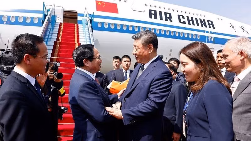 Премьер-министр Фам Минь Тьинь провожает Генерального секретаря ЦК КПК, Председателя Китая Си Цзиньпина. Фото: ВИА