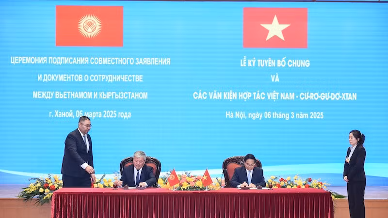 Оба руководителия подписывают совместное заявление по итогам официального визита Премьер-министр Адылбека Касымалиева. Фото: Чан Хай Оба руководителия подписывают совместное заявление по итогам официального визита Премьер-министр Адылбека Касымалиева. Фото: Чан Хай