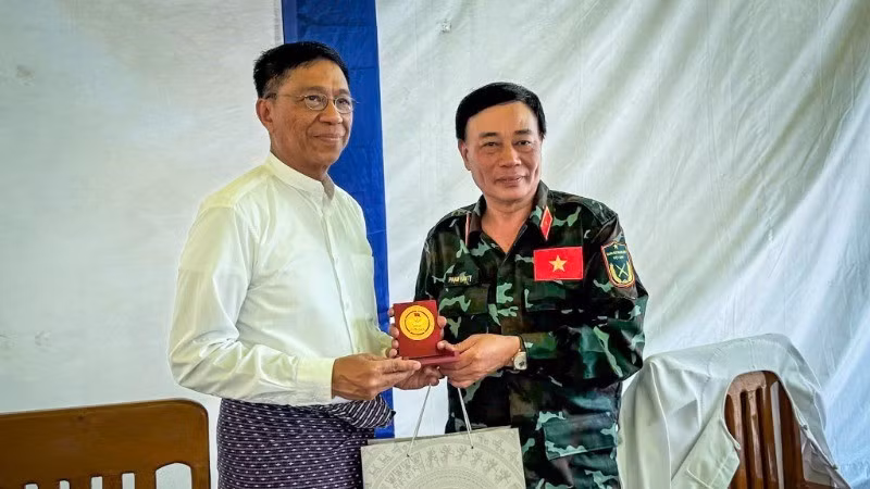 Генерал-майор Фам Ван Ти вручает подарок Министру социального обеспечения, помощи и переселения Мьянмы Со Вин.