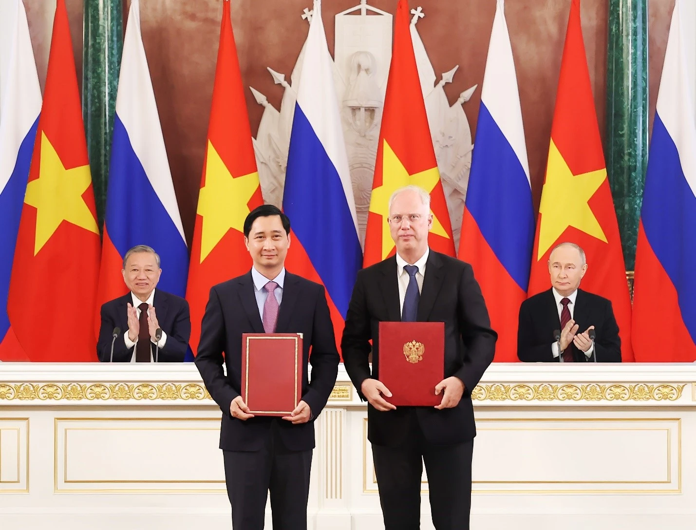 Президент РФПИ Кирилл Дмитриев, специальный представитель Президента РФ по инвестиционно-экономическому сотрудничеству с зарубежными странами, от имени российской стороны обменялся документами о сотрудничестве с господином Нго Тьи Зунгом, председателем Совета директоров, генеральным директором VNVC, в присутствии Президента России Владимира Путина и Генерального секретаря ЦК КПВ То Лама. Фото: Хоанг Тхонг Нят