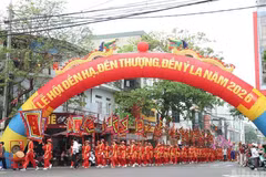 Процессия с паланкином Праматери проходит по центральным улицам квартала Миньсуан.