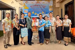 Чрезвычайный и Полномочный Посол Вьетнама в Малайзии Динь Нгок Линь вместе с сотрудниками Посольства поздравляет с Новым годом и принимает участие в совместных праздничных мероприятиях по случаю Нового года с Посольством Лаоса в Малайзии.