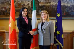 Заместитель министра промышленности и торговли Вьетнама Фан Тхи Тханг и государственный секретарь Министерства иностранных дел и международного сотрудничества Италии Мария Триподи совместно председательствовали на заседании. (Источник: Министерство промышленности и торговли)