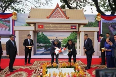 Генеральный секретарь То Лам и председатель Сената Камбоджи Хун Сен проводят церемонию закладки первого камня в строительство школы камбоджийско-вьетнамской дружбы.