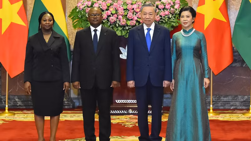 Генеральный секретарь ЦК КПВ, Президент СРВ То Лам с супругой и Президент Республики Гвинея-Бисау Умару Сисоку Эмбало с супругой. Фото: Тхюи Нгуен