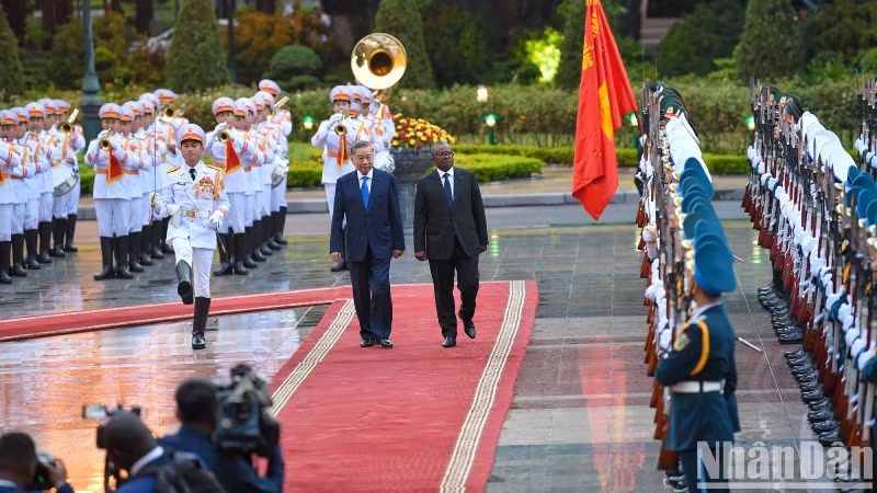 Генеральный секретарь ЦК КПВ, Президент СРВ То Лам и Президент Республики Гвинея-Бисау Умару Сисоку Эмбало обходят строй почетного караула. Фото: Тхэ Дай