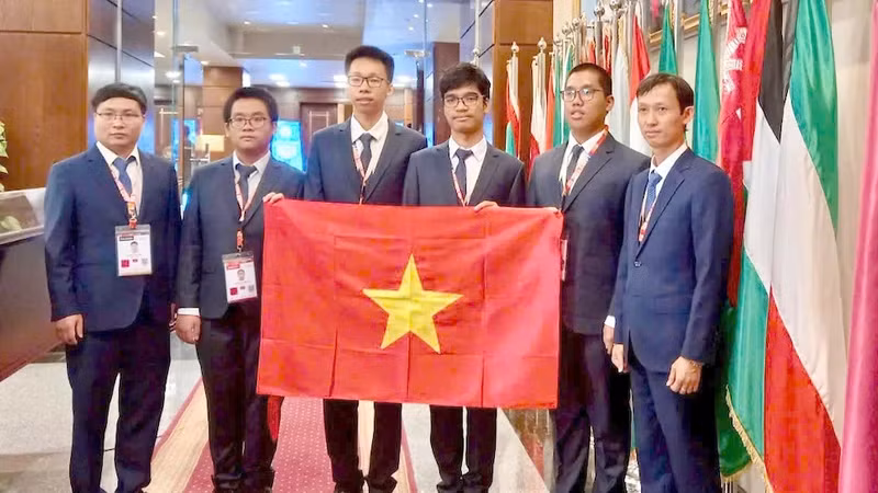 4 члена вьетнамской команды (в центре).