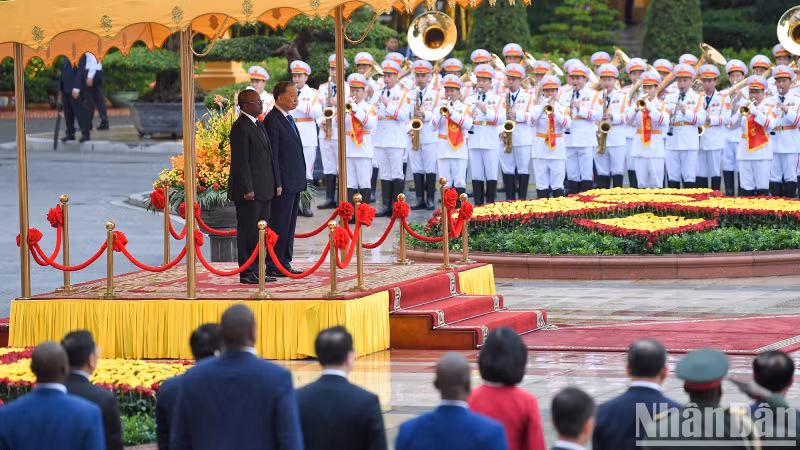 Генеральный секретарь ЦК КПВ, Президент СРВ То Лам и Президент Республики Гвинея-Бисау Умару Сисоку Эмбало на церемонии встречи. Фото: Тхэ Дай