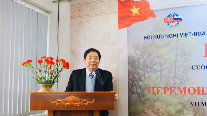 Постоянный заместитель председателя Общества вьетнамско-российской дружбы генерал-майор Чинь Куок Кхань выступает с речью. Фото: Чан Хиеу