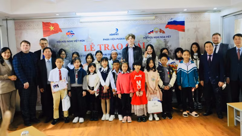 Делегаты и участники конкурса фотографируются на память. Фото: Чан Хиеу