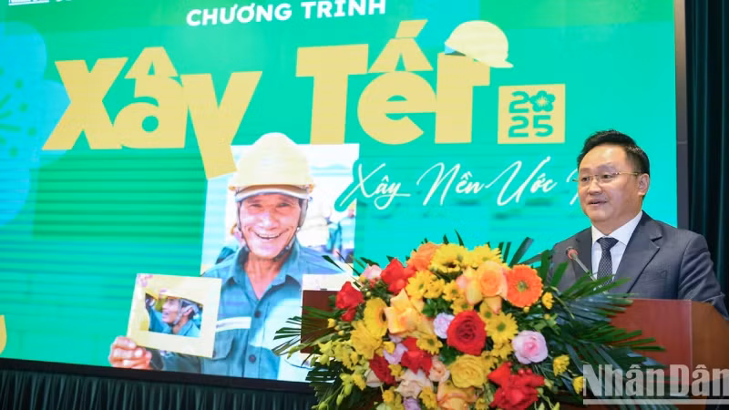 Заместитель главного редактора газеты «Нянзан» Фан Ван Хунг выступил с речью и представил программу проведения Тэта 2025 года.