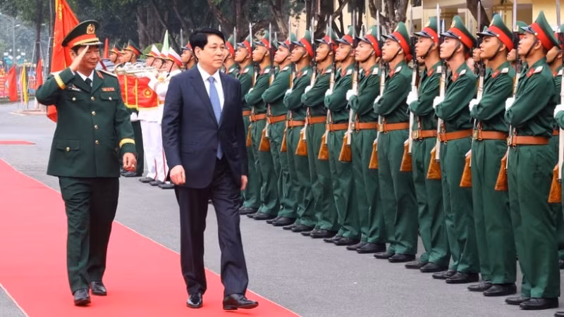 Президент Вьетнама Лыонг Кыонг обходит строй почетного караула. Фото: ВИA