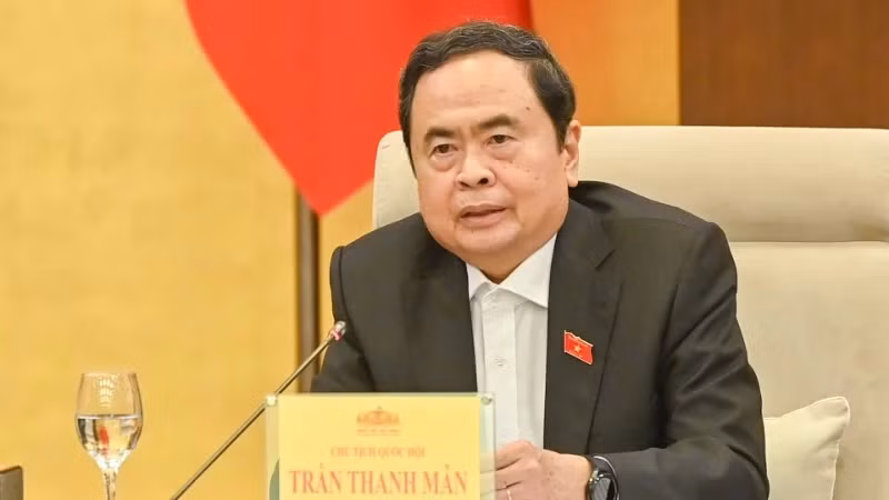 Председатель НС Чан Тхань Ман выступает с речью на заседании. Фото: Зюи Линь