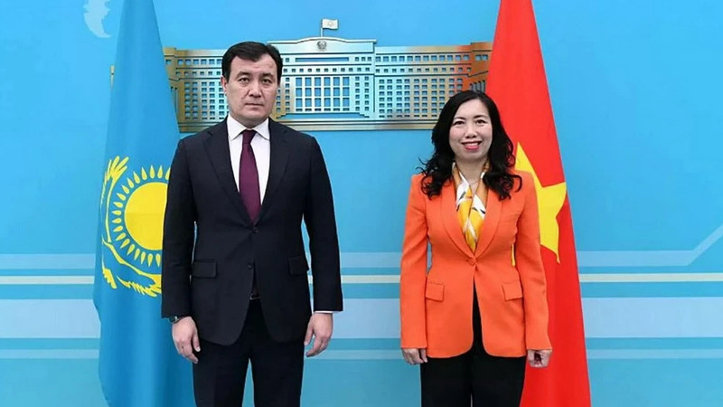 Замминистра Ле Тхи Тху Ханг (справа) и Замминистра иностранных дел Казахстана Алибек Бакаев. Фото: ВИА