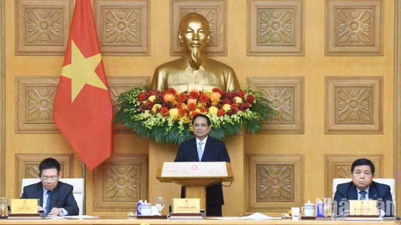 Премьер-министр Фам Минь Тьинь выступает на беседе. Фото: Чан Хай 