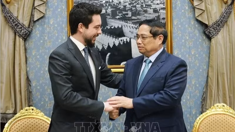 Премьер-министр Фам Минь Тьинь (справа) и Наследный принц Иордании Аль Хусейн ибн Абдалла II. Фото: ВИА