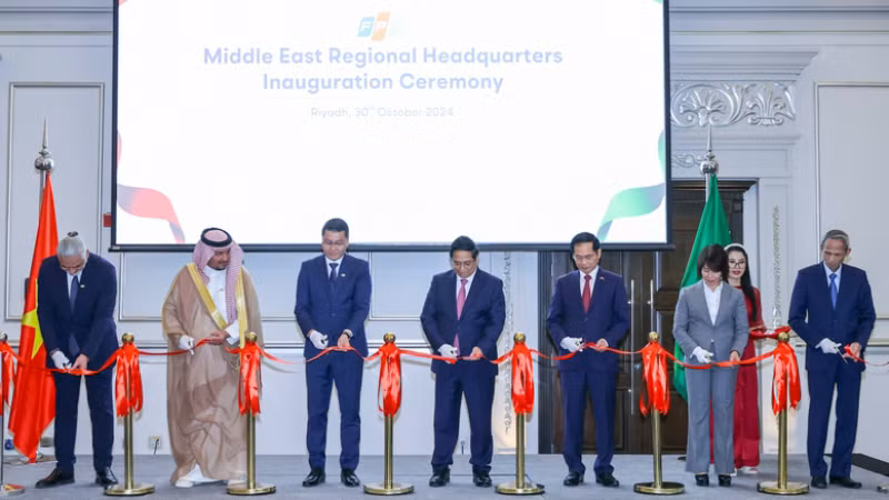 Премьер-министр Фам Минь Тьинь и делегаты разрезают ленту в знак открытия представительства. Фото: VGP