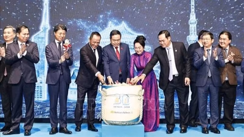 Председатель НС Чан Тхань Ман с супругой на церемонии праздновании 30-летия открытия прямого рейса «Vietnam Airlines» между Вьетнамом и Японией. Фото: ВИА