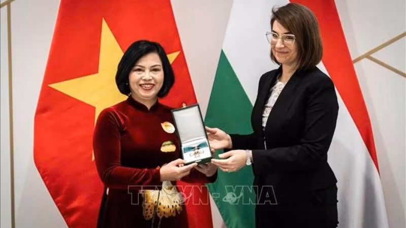Государственный секретарь Министерства иностранных дел и внешнеэкономических связей Иллес Богларка вручает орден Послу Нгуен Тхи Бить Тхао. Фото: ВИА