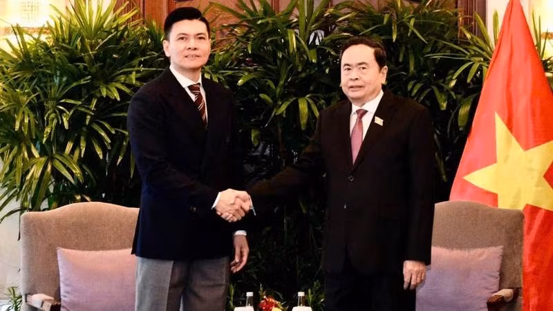 Председатель НС Чан Тхань Ман (справа) и Генеральный директор сингапурской компании «Sembcorp Development», Председатель «VSIP Group» Ли Арк Бун. Фото: quochoi.vn