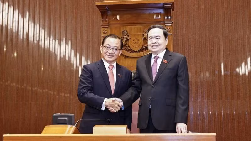 Председатель НС Вьетнама Чан Тхань Ман (справа) и Председатель Парламента Сингапура Си Киан Пенг. Фото: ВИА