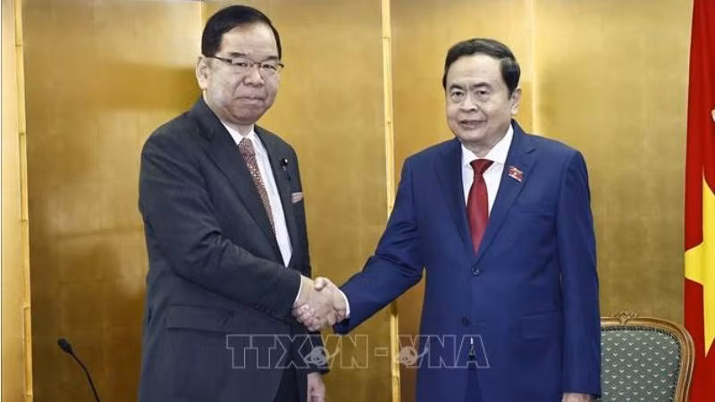 Председатель НС Чан Тхань Ман (справа) и Председатель Президиума ЦК КПЯ Сии Кадзуо. Фото: ВИА