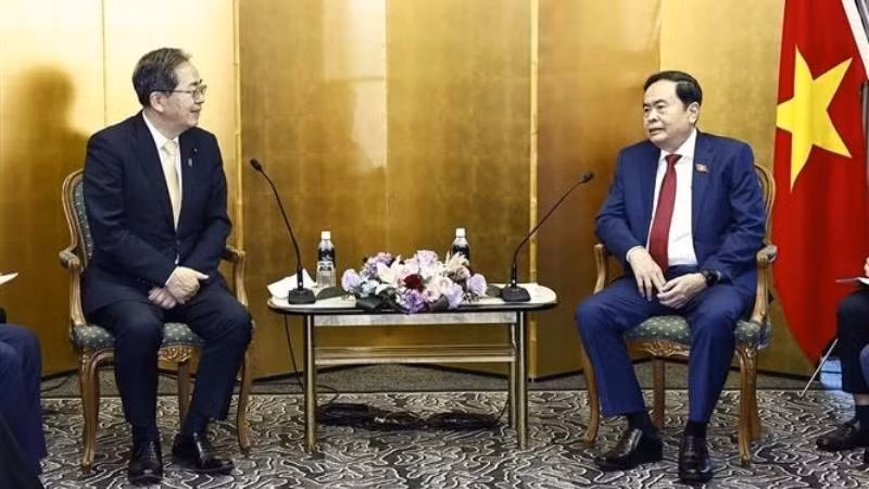 Председатель НС Вьетнама Чан Тхань Ман (справа) и главный представитель партии Комэйто Сайто Тецуо. Фото: ВИA