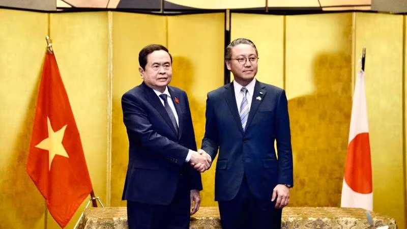 Председатель НС Чан Тхань Ман и Губернатор японской префектуры Нагасаки Оисии Кенго. Фото: ВИА