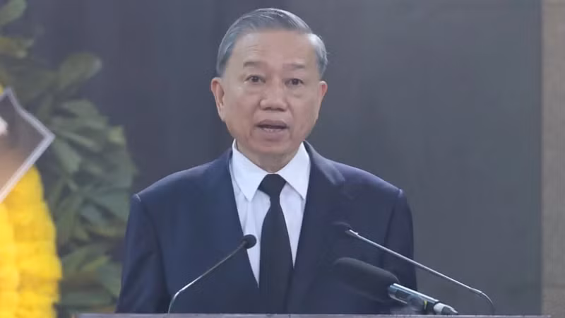 Президент То Лам выступает с траурной речью.