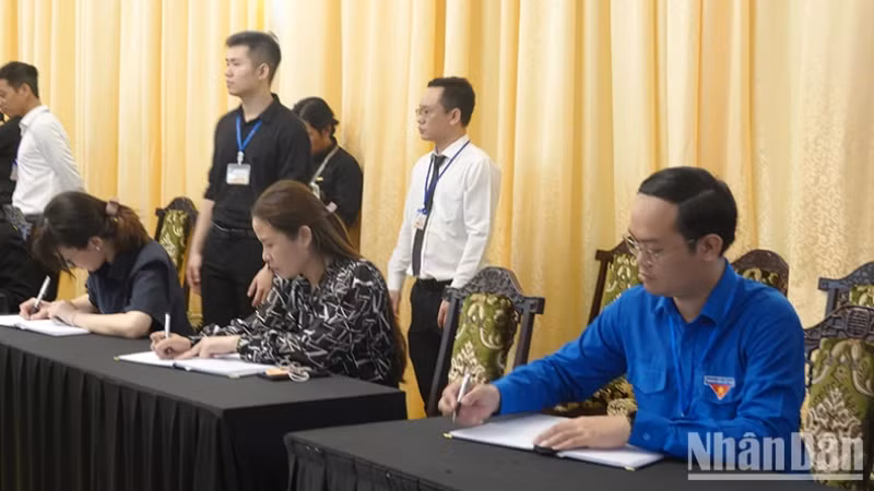 Жители г. Хошимина оставляют записи в траурной книге.