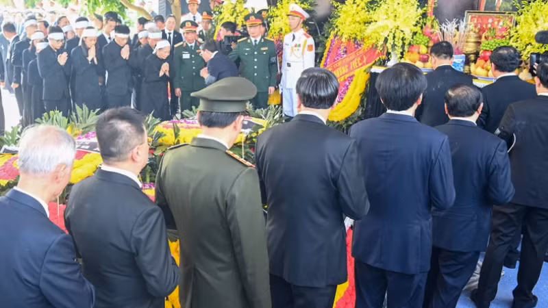 Руководители Партии и Государства, родные и близкие Генерального секретаря ЦК КПВ Нгуен Фу Чонга обходили могилу.