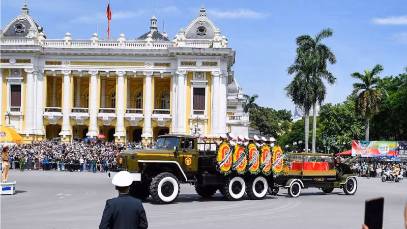 Гроб с телом Генерального секретаря ЦК КПВ Нгуен Фу Чонга везут по улицам Ханоя.