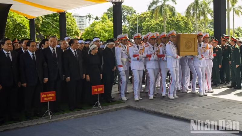 Гроб с телом Генерального секретаря ЦК КПВ Нгуен Фу Чонга перенесли к месту погребения.