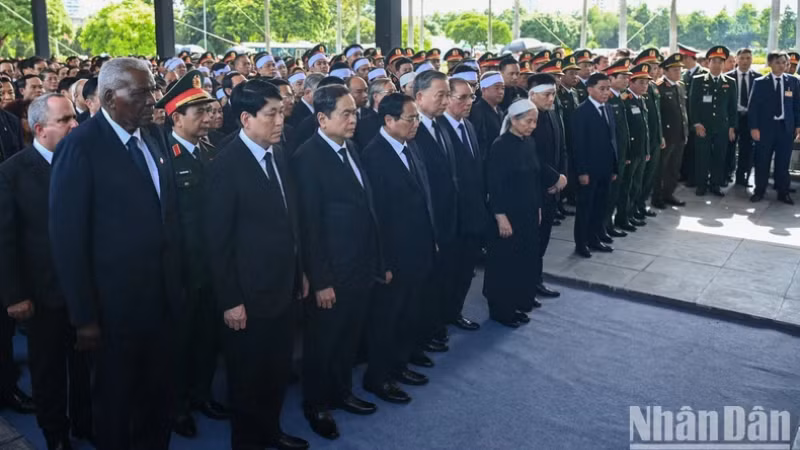 Действующие и бывшие руководители Партии и Государства, международные делегаты, супруга, родные и близкие Генерального секретаря ЦК КПВ Нгуен Фу Чонга минутой молчания почтили память Генерального секретаря ЦК КПВ.