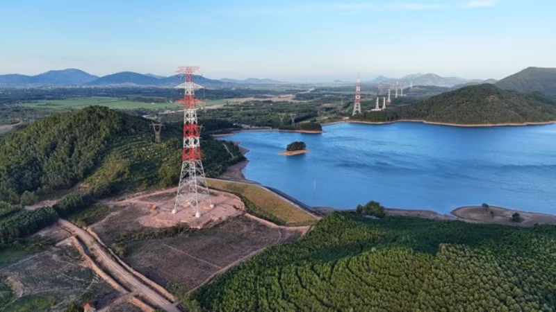 Участок ЛЭП-3 500 кВ в провинции Хатинь.